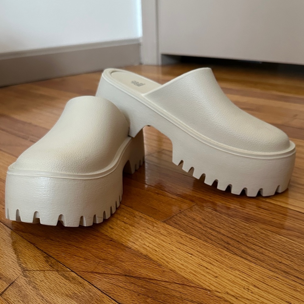 NWOT Stylish Cream Platform Clogs